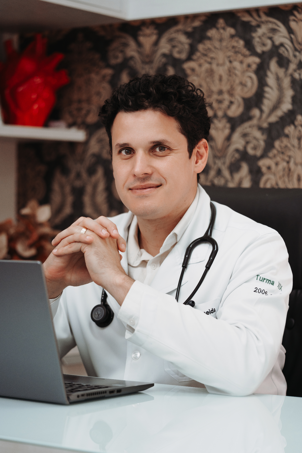 Dr. Alan Almeida em atendimento clínico